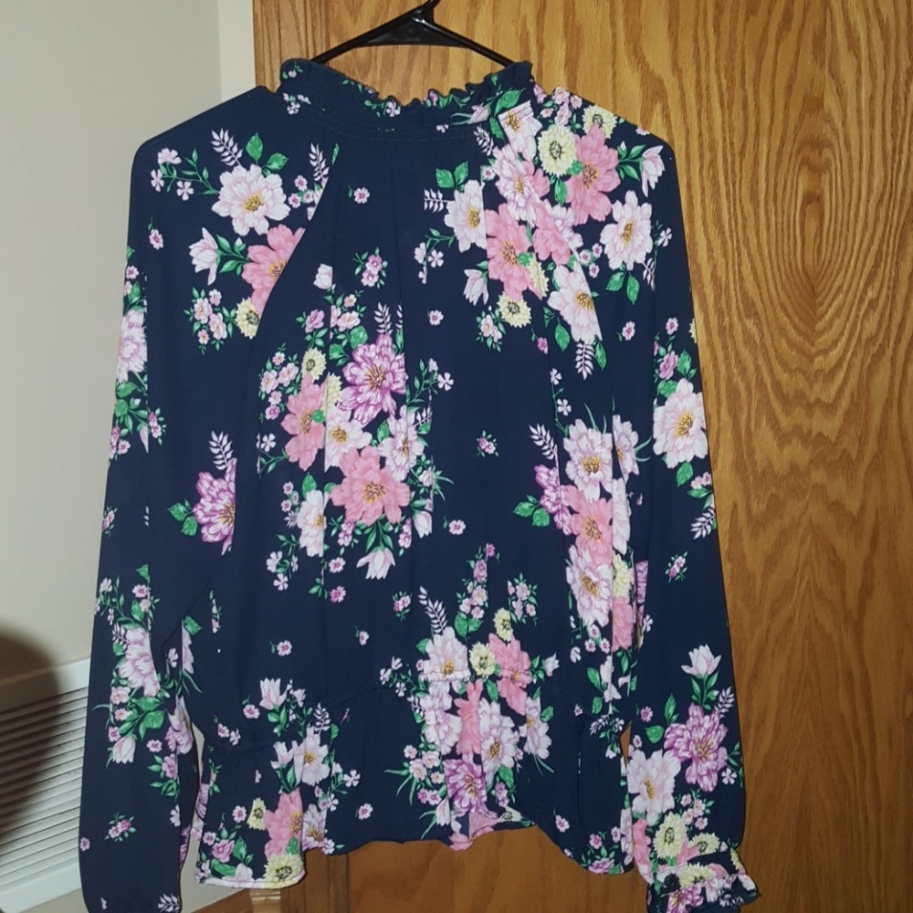 H&M blouse !! ๐ผ๐ป๐น๐ฅ - Picture 2 of 5